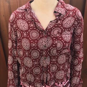Maroon special design collared button-up .